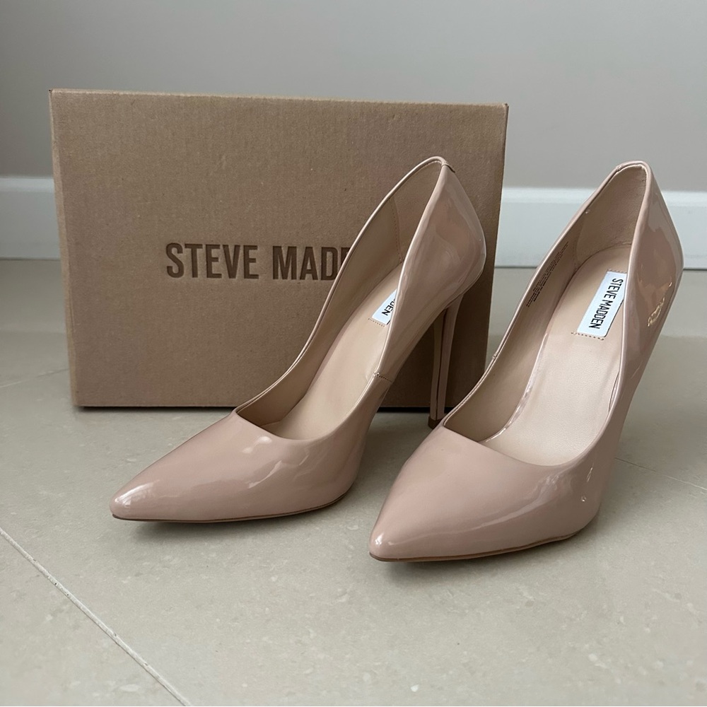 Beige patent leather stilettos